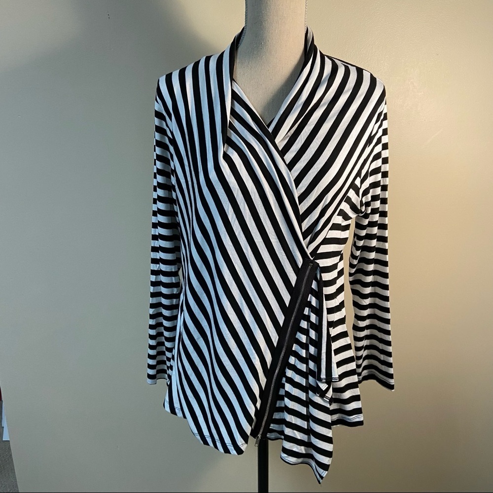 Comfy Women’s Top Black/white Stripe Medium